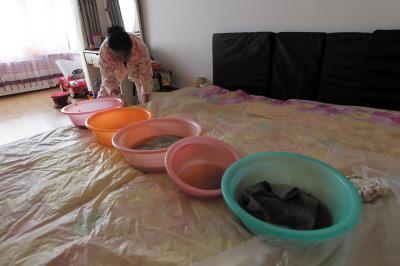 贡觉楼上漏水，住户失联，小区没物管，业主维权难！律师来支招……